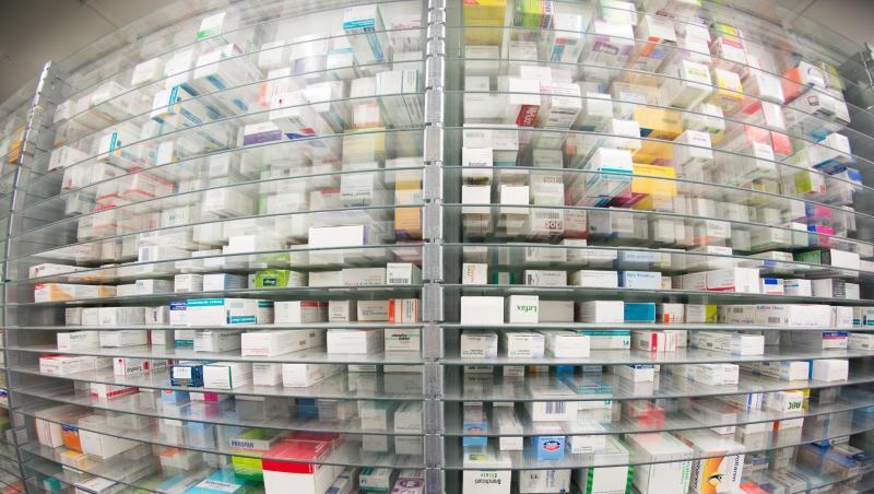 Medikamente liegen in den Regalen einer Apotheke. Lieferengpässe kommen immer öfter vor. Medikamente liegen in den Regalen einer Apotheke. Lieferengpässe kommen immer öfter vor.