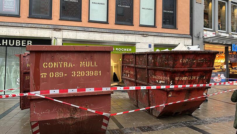 Das Gerümpel aus der Yves Rocher Filiale wurde am Dienstagmorgen in Container verladen und abtransportiert. Das Gerümpel aus der Yves Rocher Filiale wurde am Dienstagmorgen in Container verladen und abtransportiert.