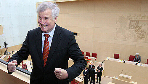 Neue Wirkungsstätte: Horst Seehofer im Landtags-Plenarsaal. Neue Wirkungsstätte: Horst Seehofer im Landtags-Plenarsaal.