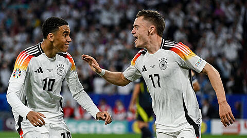 Traumstart: Die Kumpels Jamal Musiala (l.) und Flo Wirtz (r.) bejubeln den Führungstreffer in der 10. Minute.
