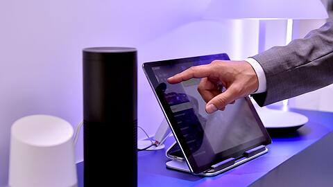Daten, die etwa Geräte für das "smart Home" sammeln, sollen Nutzerinnen und Nutzern ab Freitag leichter zugänglich gemacht werden. (Symbolbild)