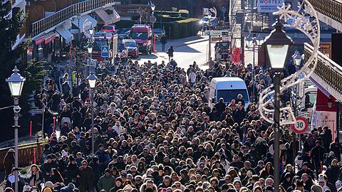 Bei einem Schweigemarsch in Crans-Montana wird an die jungen Opfer der Katastrophe erinnert.