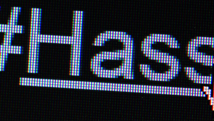 Der Hashtag "#Hass" ist auf einem Bildschirm zu sehen. Im Kampf gegen Hasspostings im Internet hat es im Rahmen eines bundesweiten Aktionstags auch in M&uuml;nchen zwei Durchsuchungen gegeben.