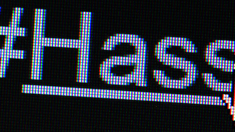 Der Hashtag "#Hass" ist auf einem Bildschirm zu sehen. Im Kampf gegen Hasspostings im Internet hat es im Rahmen eines bundesweiten Aktionstags auch in M&uuml;nchen zwei Durchsuchungen gegeben.