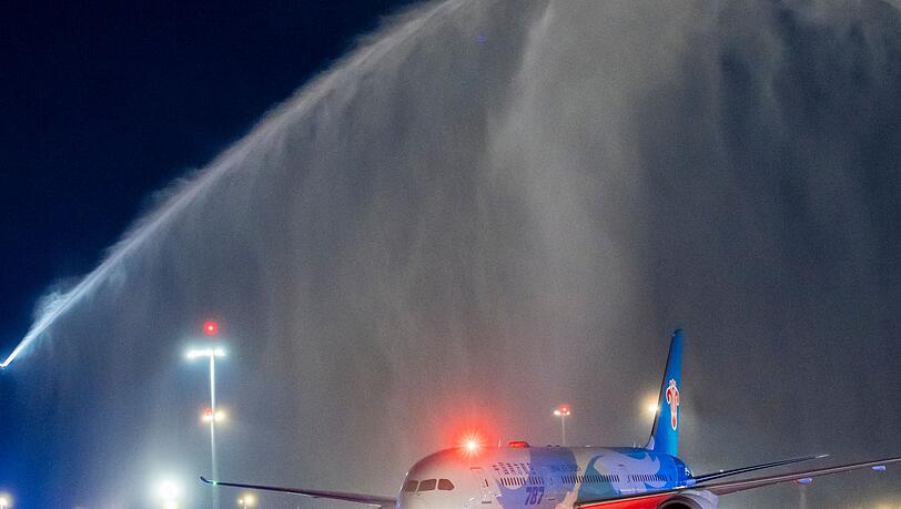 Die erste Maschine wurde mit Wasserfont&auml;nen der Flughafenfeuerwehr begr&uuml;&szlig;t.