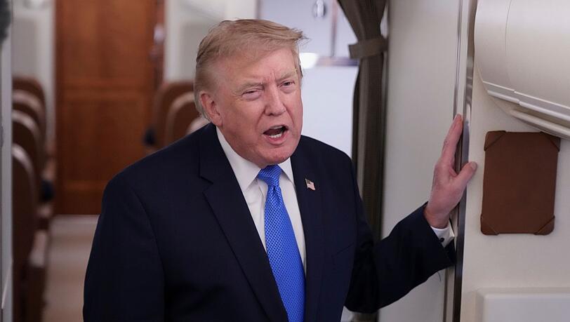 Trump sprach an Bord der Pr&auml;sidentenmaschine mit mitreisenden Reportern.
