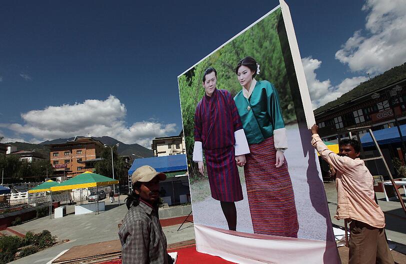 Der weitgehend abgeschottete Himalaya-Staat Bhutan hat eine neue Königin...