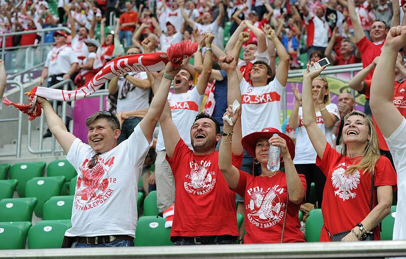 Mehr als nur Trikots: Für manche Fans gehts nur mit Verkleidung und Schminke ins Stadion! Hier gibts die Bilder.