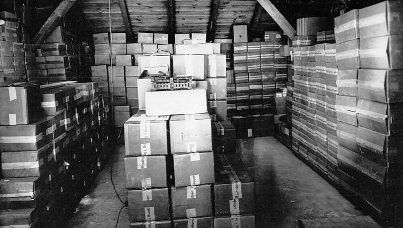 Ein Gestapo-Foto eines aufgedeckten Bücherlagers der Zeugen Jehovas in der Implerstraße 18 aus dem Jahr 1937. Ein Gestapo-Foto eines aufgedeckten Bücherlagers der Zeugen Jehovas in der Implerstraße 18 aus dem Jahr 1937.