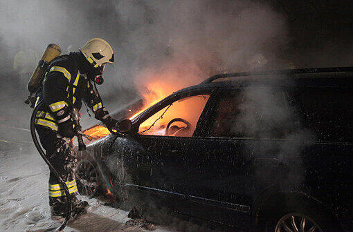 In Neuaubing ist in der Nacht zum Dienstag ein Opel Astra nebst Anhänger komplett ausgebrannt. (Symbolbild)