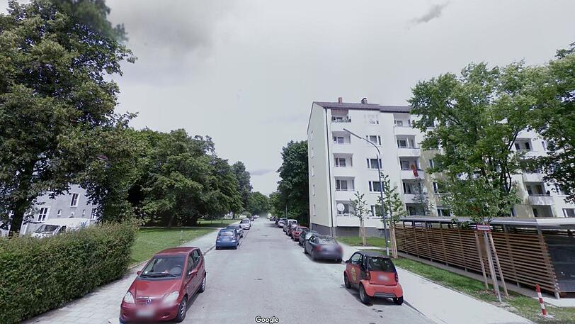 Die 31-Jährige war gerade auf der Pertisaustraße in Richtung Westerhamerstraße unterwegs, als sie plötzlich von einem Unbekannten angegriffen wurde.