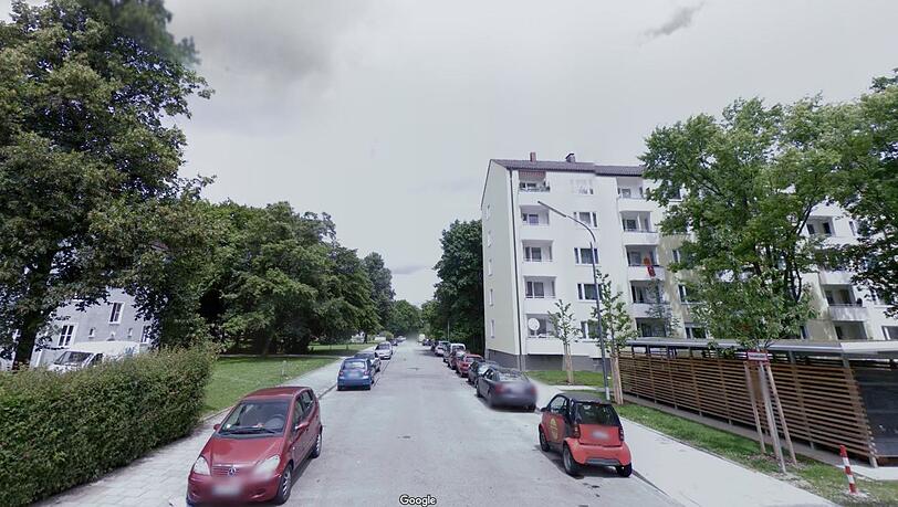 Die 31-Jährige war gerade auf der Pertisaustraße in Richtung Westerhamerstraße unterwegs, als sie plötzlich von einem Unbekannten angegriffen wurde. Die 31-Jährige war gerade auf der Pertisaustraße in Richtung Westerhamerstraße unterwegs, als sie plötzlich von einem Unbekannten angegriffen wurde.
