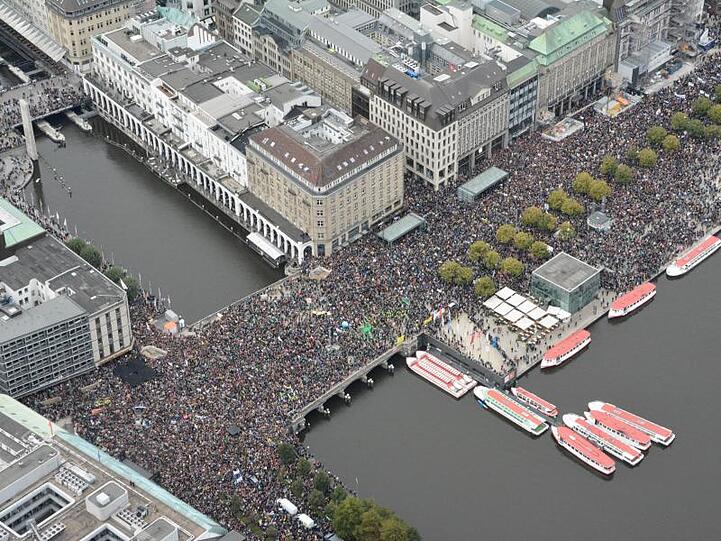 Teilnehmer der Klimaschutz-Demonstration füllen den Jungfernstieg in Hamburg.