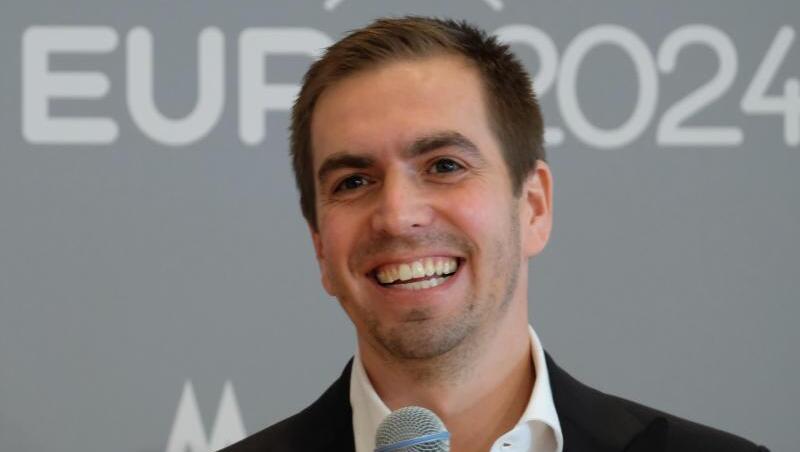 Philipp Lahm rät homosexuellen Fußballern davon ab, sich während ihrer aktiven Zeit zu outen.