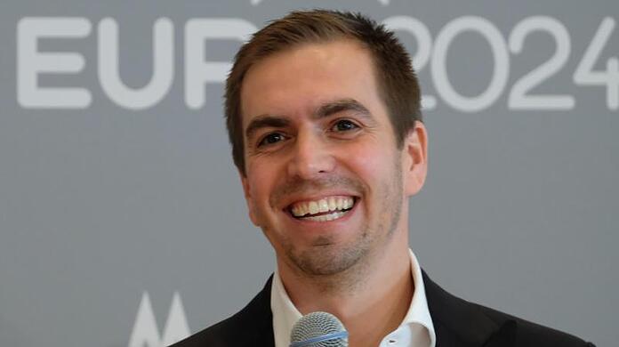 Philipp Lahm rät homosexuellen Fußballern davon ab, sich während ihrer aktiven Zeit zu outen.
