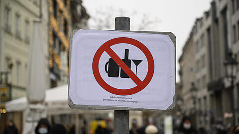 Ein Schild weist in der Sendlinger Straße darauf hin, dass wegen der Corona-Krise alkoholische Getränke in der Innenstadt verboten sind.