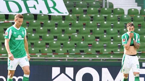 Werders Moisander (l) und Friedl nach dem 0:4. Am Ende verliert Werder zwar nur mit 2:4, der erste Abstieg seit 41 Jahren ist aber besiegelt.