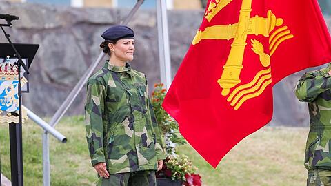 Victoria von Schweden bei der Übergabe der neuen Flagge.