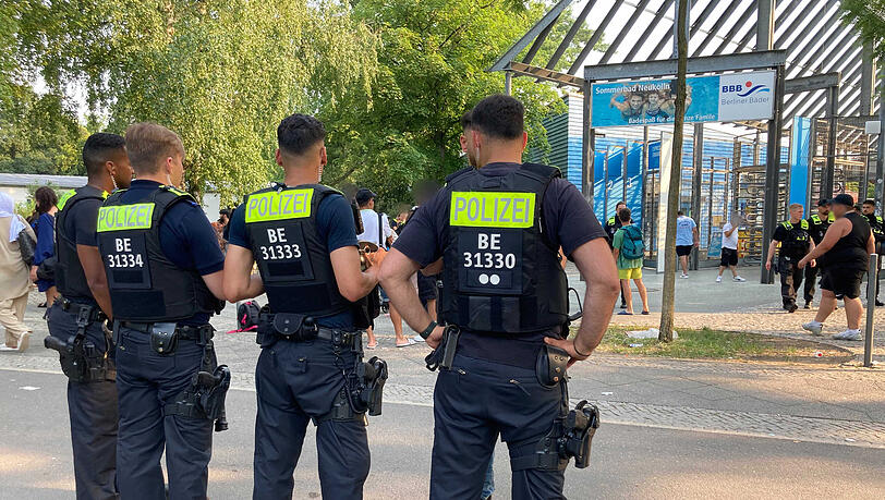 Polizisten stehen vor dem Eingang des Columbiabads in Berlin-Neukölln.