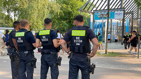 Polizisten stehen vor dem Eingang des Columbiabads in Berlin-Neukölln.