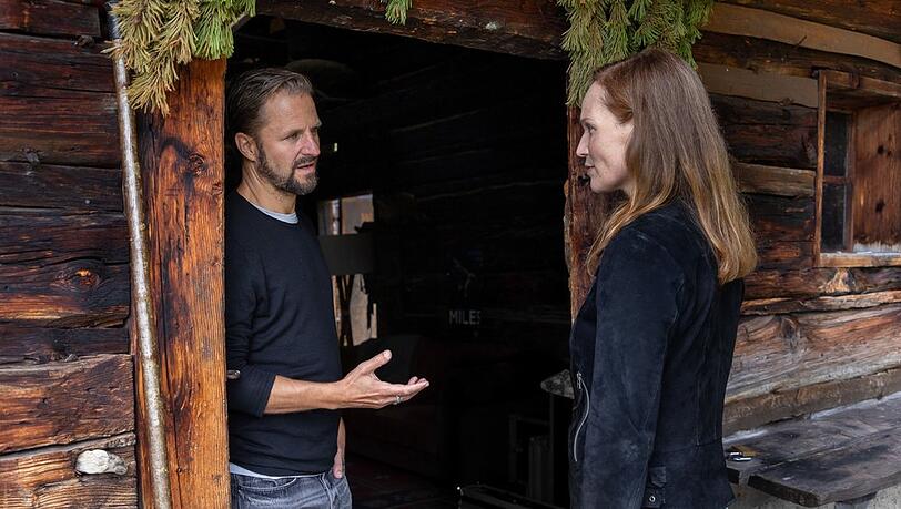 "Der Geier - Die Tote mit dem falschen Leben": Die Kommissarin Franziska Conte (Julia Koch) besucht Lukas Geier (Philipp Hochmair), um ihn zu einem Mordfall zu befragen.
