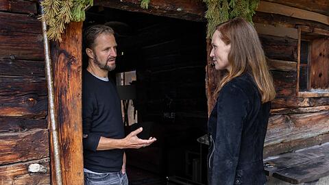 "Der Geier - Die Tote mit dem falschen Leben": Die Kommissarin Franziska Conte (Julia Koch) besucht Lukas Geier (Philipp Hochmair), um ihn zu einem Mordfall zu befragen.
