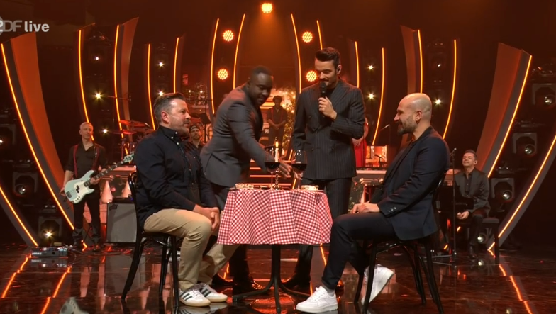 Stefan (l.) machte seinem Pino (r.) einen Heiratsantrag live im TV.