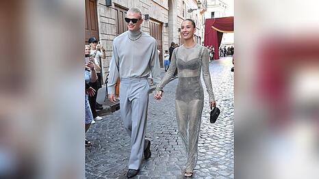Erling Haaland und seine Freundin Isabel Haugseng Johansen kamen zur Dolce & Gabbana Modenschau in Rom.