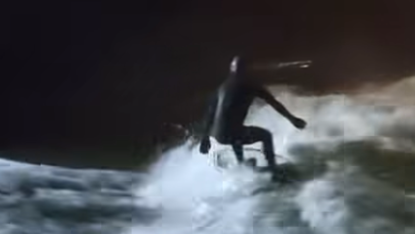Ein Ausschnitt aus dem Video, welches die Surfer am Wochenende im Netz teilen: Die Welle ist zurück, ein Surfer mit Stirnlampe reitet weit nach Mitternacht auf der selbsterzeugten Welle.