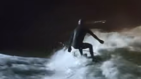 Ein Ausschnitt aus dem Video, welches die Surfer am Wochenende im Netz teilen: Die Welle ist zurück, ein Surfer mit Stirnlampe reitet weit nach Mitternacht auf der selbsterzeugten Welle.