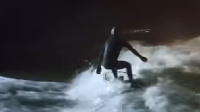Ein Ausschnitt aus dem Video, welches die Surfer am Wochenende im Netz teilen: Die Welle ist zur&uuml;ck, ein Surfer mit Stirnlampe reitet weit nach Mitternacht auf der selbsterzeugten Welle.