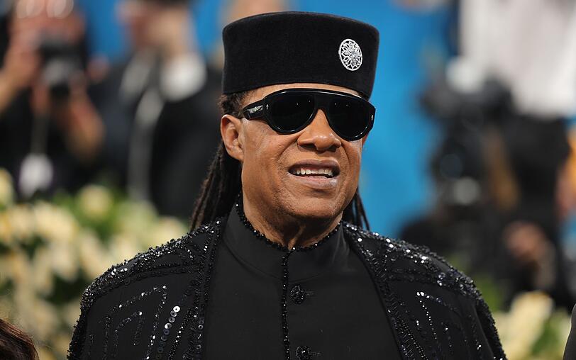 Stevie Wonder feierte 2025 seinen 70. Geburtstag. Sein bislang letztes Album veröffentlichte er 2005. Stevie Wonder feierte 2025 seinen 70. Geburtstag. Sein bislang letztes Album veröffentlichte er 2005.