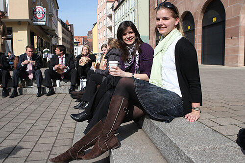 Rebekka (links) und Katharina genießen die Sonne am Café-Eck unterhalb der Fleischbrücke.