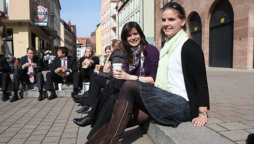 Rebekka (links) und Katharina genießen die Sonne am Café-Eck unterhalb der Fleischbrücke. Rebekka (links) und Katharina genießen die Sonne am Café-Eck unterhalb der Fleischbrücke.