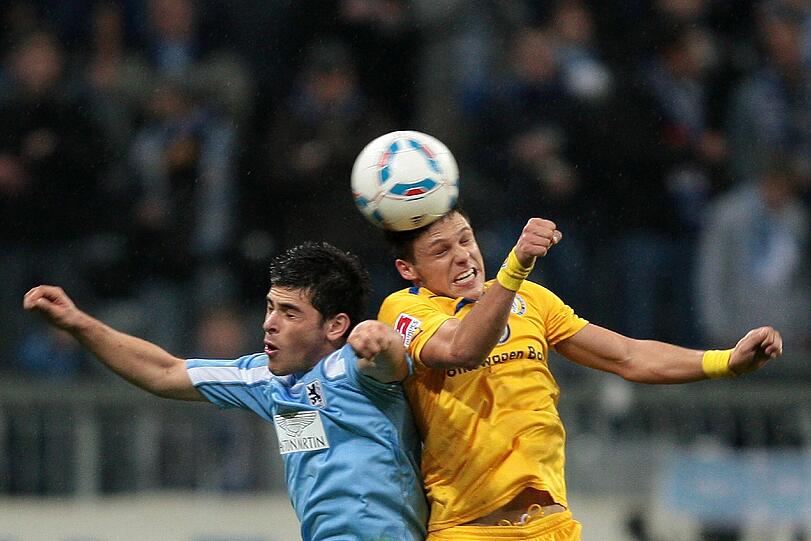 Kevin Volland (l.) und Braunschweigs Mirko Boland kämpfen um den Ball.