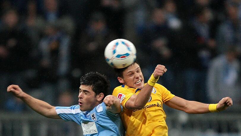 Kevin Volland (l.) und Braunschweigs Mirko Boland kämpfen um den Ball. Kevin Volland (l.) und Braunschweigs Mirko Boland kämpfen um den Ball.