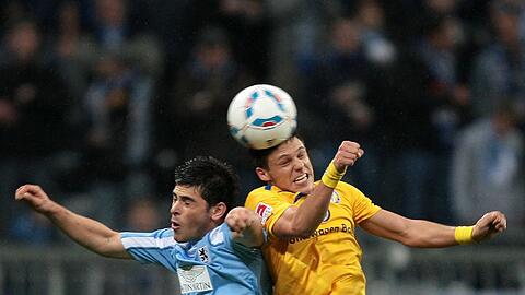 Kevin Volland (l.) und Braunschweigs Mirko Boland kämpfen um den Ball.
