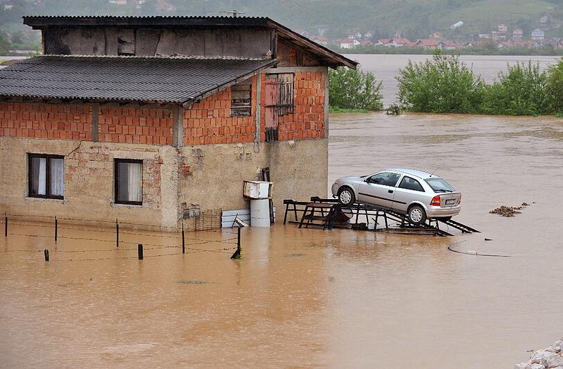 Hochwasser in  Bosnien und Herzegowina: Der Fahrer dieses Autos baute sich kurzerhand eine Rampe für sein Fahrzeug.