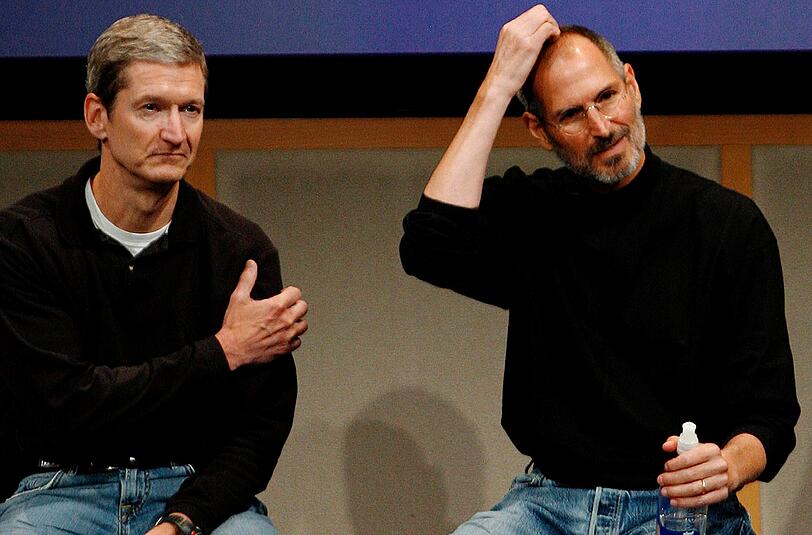 Der damalige Apple CEO Steve Jobs (r.) und der damalige Apple Chief Operating Officer Tim Cook 2007 in der Firmenzenmtale von Apple in Cupertino (USA)