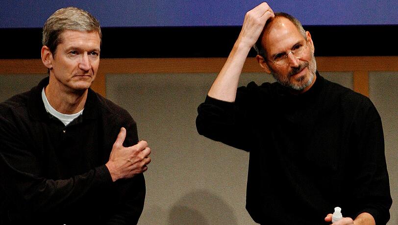 Der damalige Apple CEO Steve Jobs (r.) und der damalige Apple Chief Operating Officer Tim Cook 2007 in der Firmenzenmtale von Apple in Cupertino (USA) Der damalige Apple CEO Steve Jobs (r.) und der damalige Apple Chief Operating Officer Tim Cook 2007 in der Firmenzenmtale von Apple in Cupertino (USA)