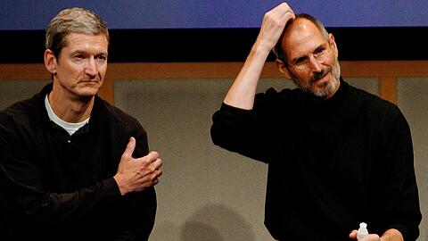 Der damalige Apple CEO Steve Jobs (r.) und der damalige Apple Chief Operating Officer Tim Cook 2007 in der Firmenzenmtale von Apple in Cupertino (USA)