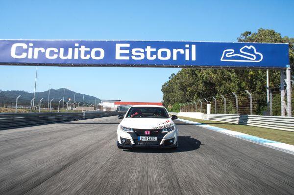 Der Leistungssprung von rund 200 auf 310 PS macht den Civic Type R zu einem der schnellsten Fronttriebler überhaupt, was die Japaner (wie hier in Estoril) zur aktuellen Rekorde-Jagd bewegt hat.