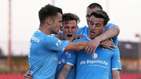 Torjäger des TSV 1860: Nico Karger (Mi.).