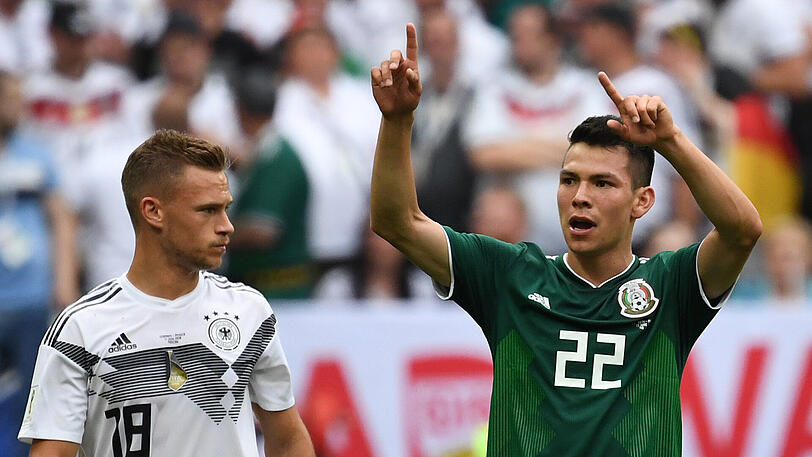 Joshua Kimmich (l.) neben Mexikos Torschützen Hirving Lozano.