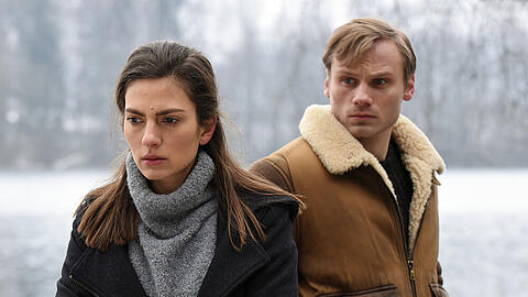 "Winterherz - Tod in einer kalten Nacht": Mike (Anton Spieker) will von Sylvie (Laura de Boer) wissen, wer Finn totgefahren hat