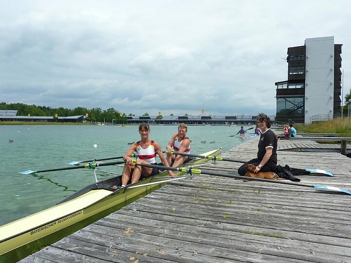 Die Behindertenruderer Anke Molkenthien und Markus Klemp mit ihrer Trainerin Marie Loise Vogel bereiten sich auf der Olympiaregattaanlage auf die Ruderweltmeisterschaften in Südkorea.