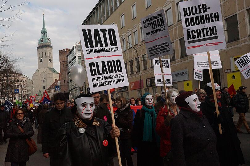 Rund 2500 Demonstranten protestieren gegen die Münchner Sicherheitskonferenz.