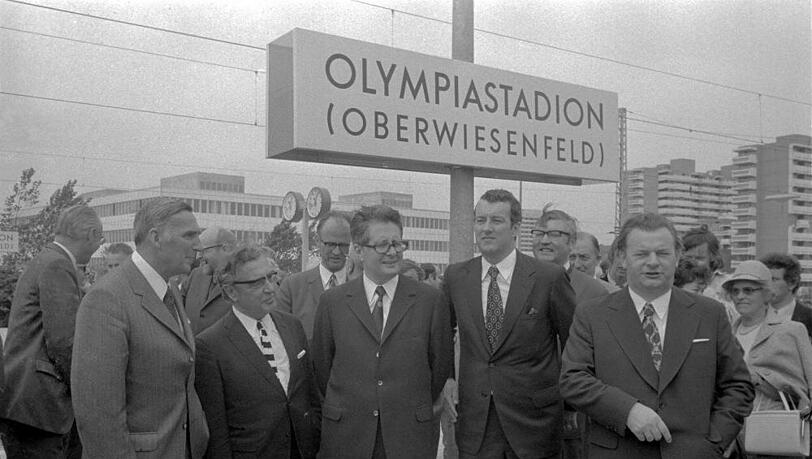 OB Hans-Jochen Vogel (m.) mit Ehrengästen bei der Einweihung. OB Hans-Jochen Vogel (m.) mit Ehrengästen bei der Einweihung.