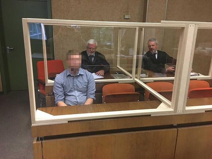 Der Angeklagte mit seinen Anwälten Reisinger und Gerber (von links).