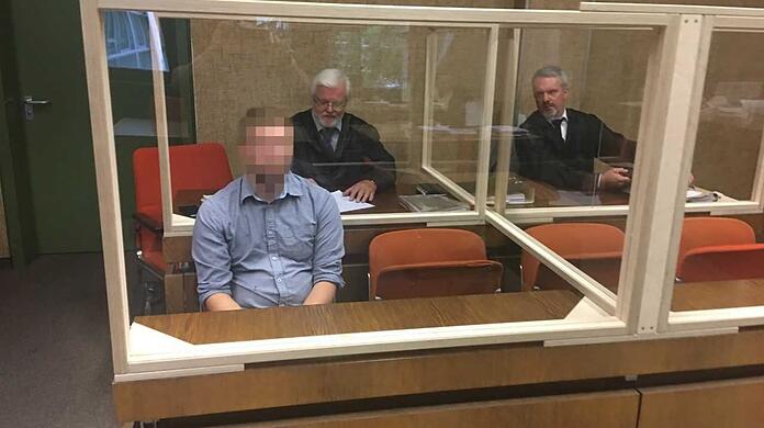 Der Angeklagte mit seinen Anwälten Reisinger und Gerber (von links).